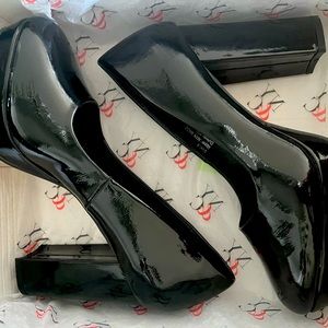 Black patent leather platform pump